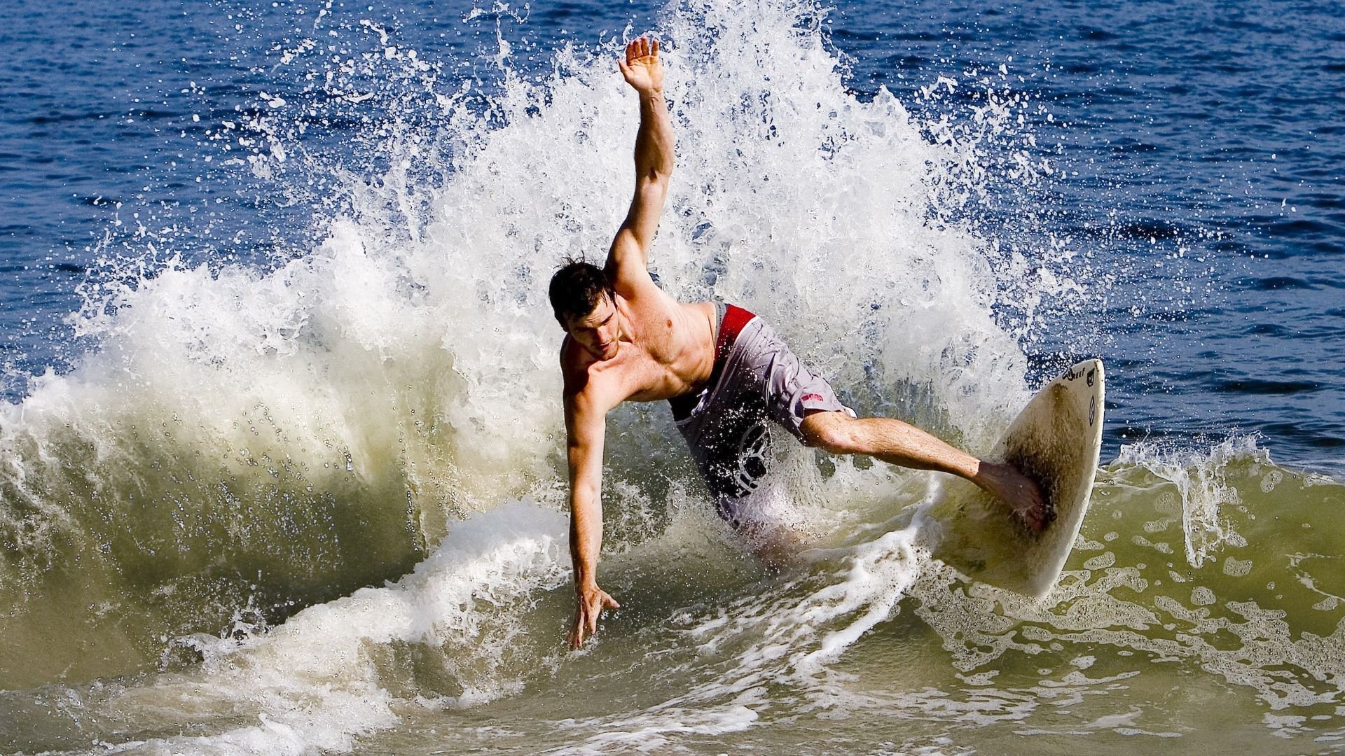 追踪硬件升级:全新电竞显示器和鼠标引领行业新潮流,电竞显示器新品